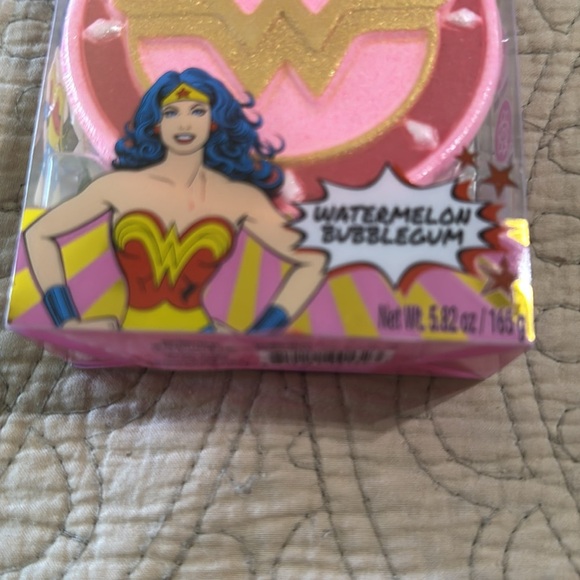 Wonder Woman NIB Hand-Painted Bath‎ Bomb - Picture 2 of 3